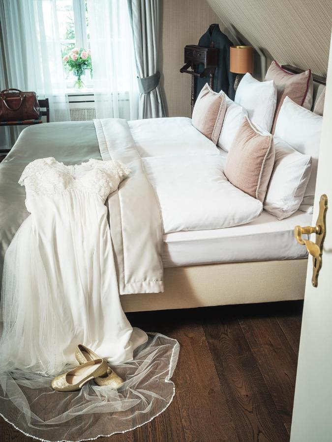 Althoff Hotel Fuerstenhof Celle Exterior photo A bed with a sheet