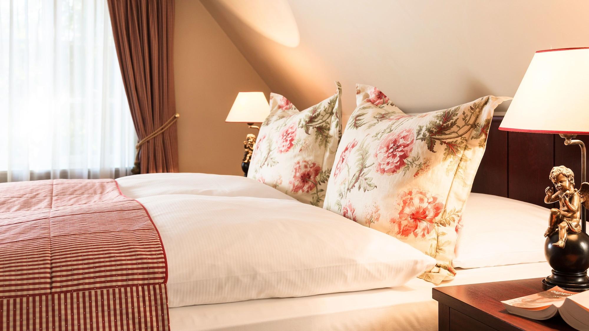 Althoff Hotel Fuerstenhof Celle Exterior photo A bed with cushions
