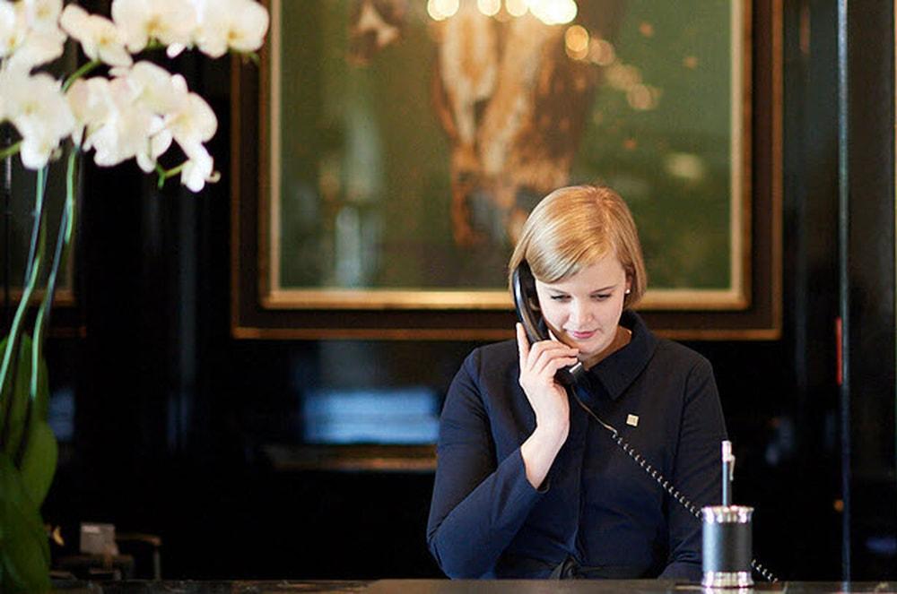 Althoff Hotel Fuerstenhof Celle Exterior photo A hotel receptionist
