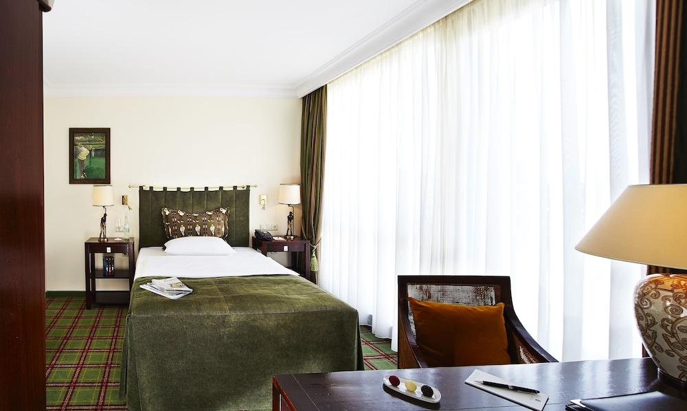 Althoff Hotel Fuerstenhof Celle Exterior photo A room at the hotel