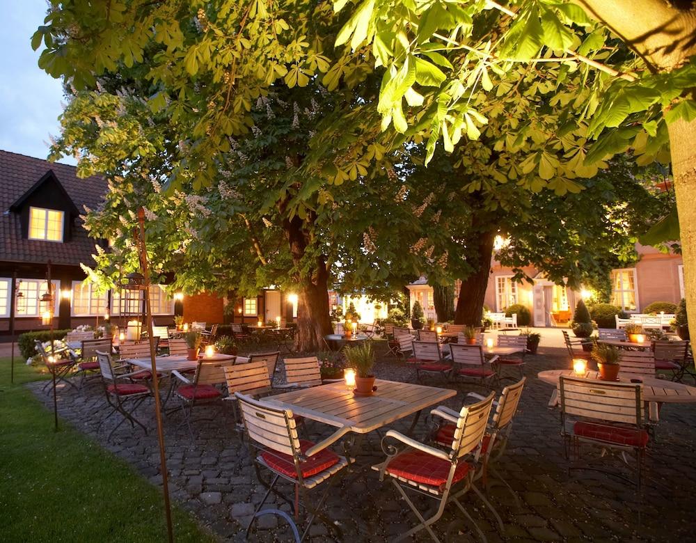 Althoff Hotel Fuerstenhof Celle Exterior photo The courtyard of the restaurant