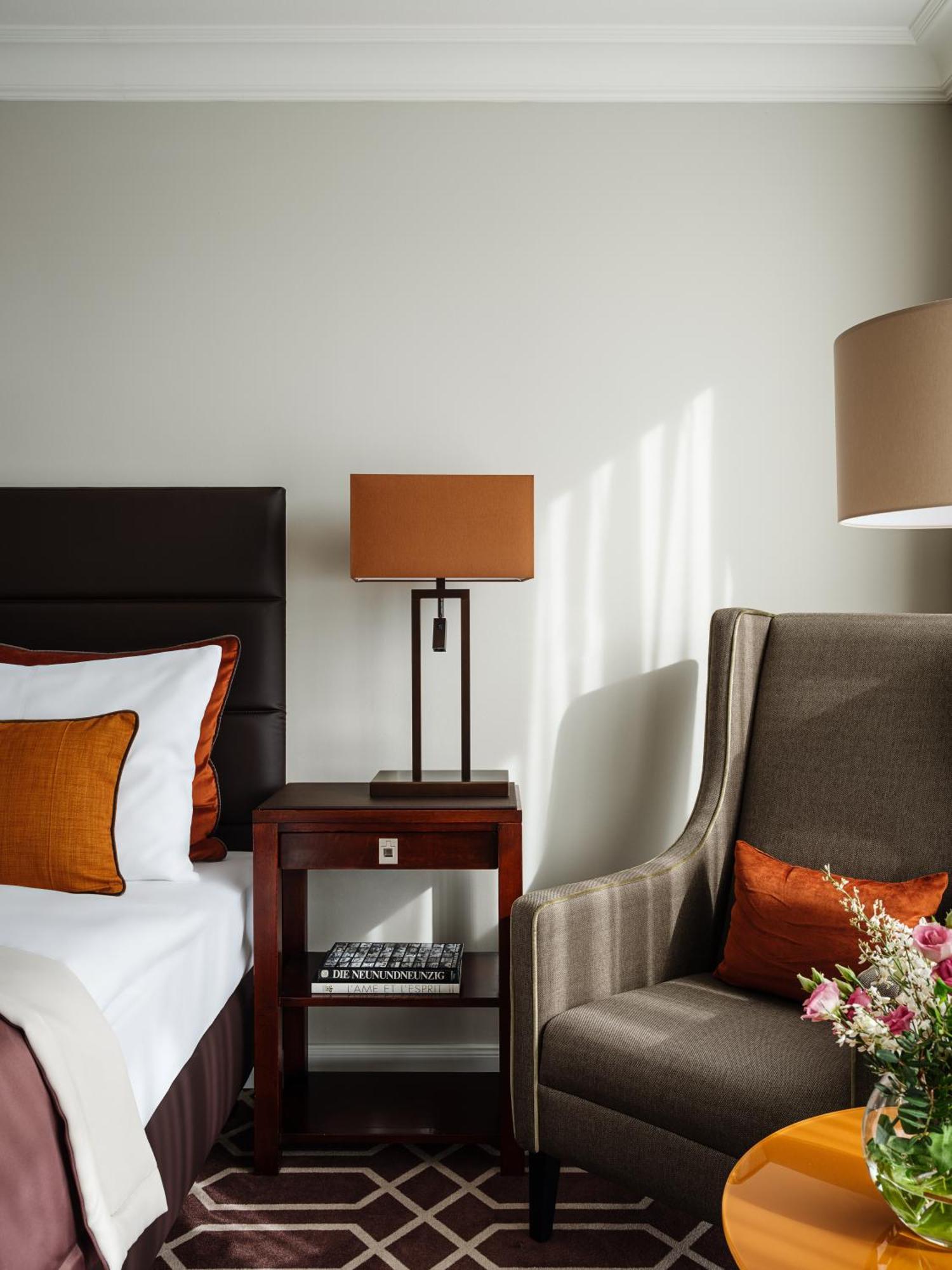 Althoff Hotel Fuerstenhof Celle Exterior photo A lampshade