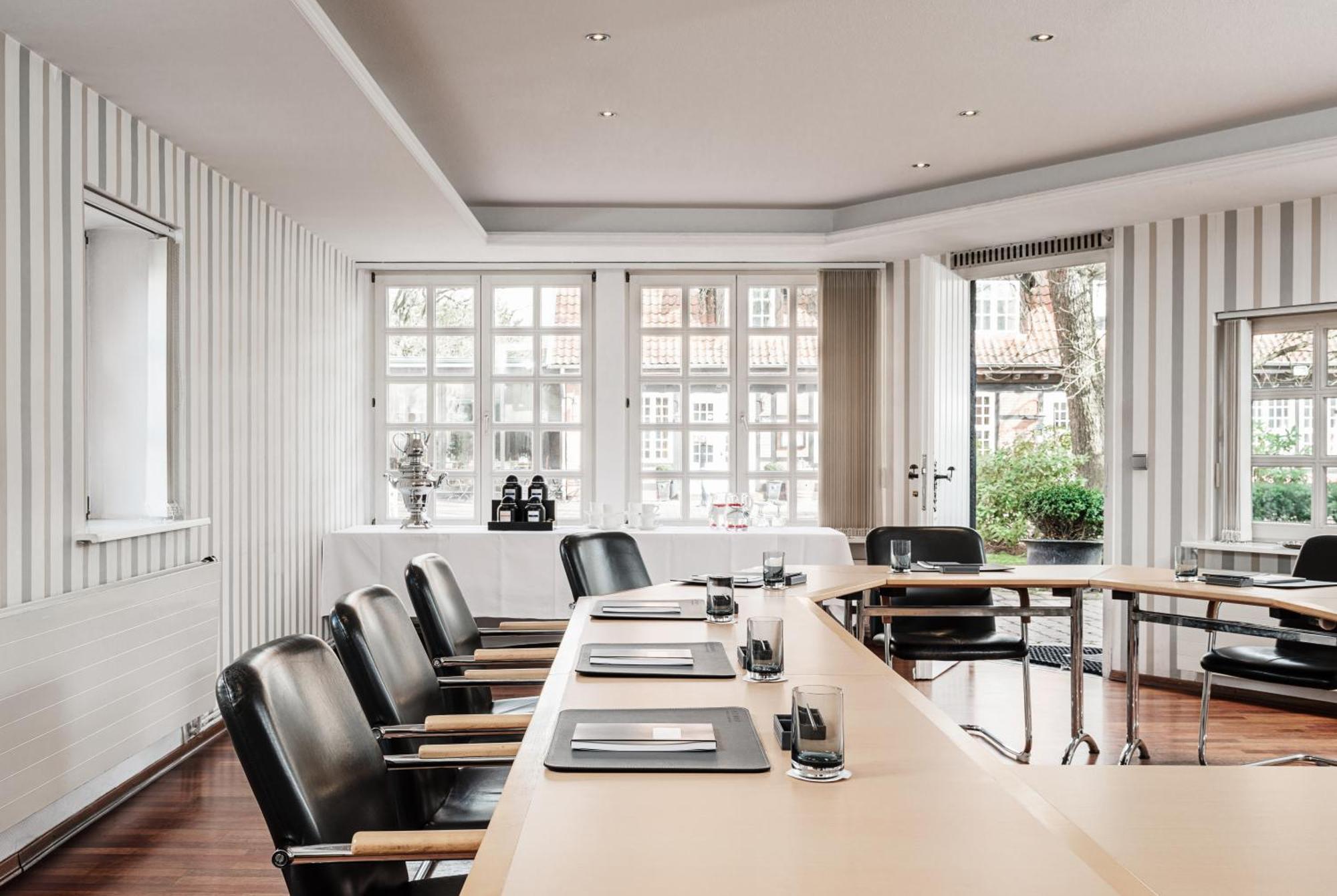 Althoff Hotel Fuerstenhof Celle Exterior photo Meeting room