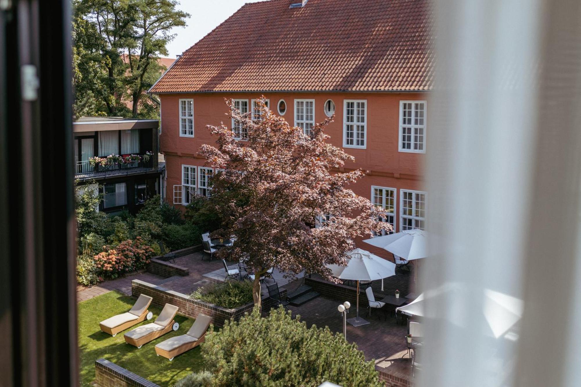 Althoff Hotel Fuerstenhof Celle Exterior photo The garden of the hotel
