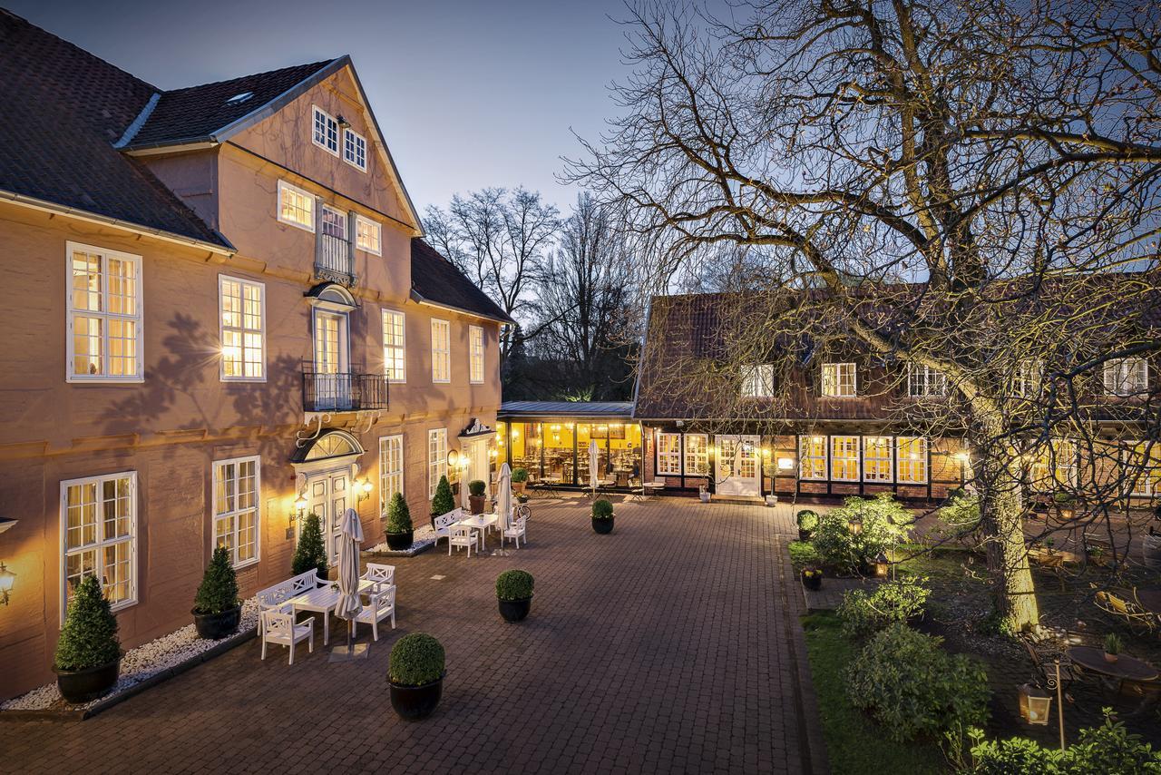 Althoff Hotel Fuerstenhof Celle Exterior photo The hotel's courtyard