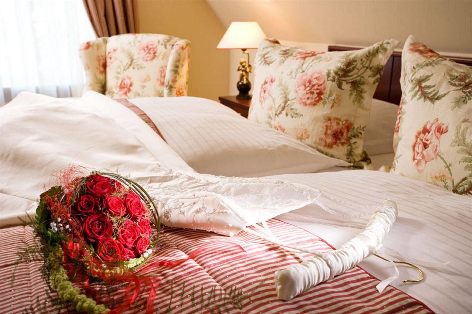 Althoff Hotel Fuerstenhof Celle Exterior photo A bridal suite